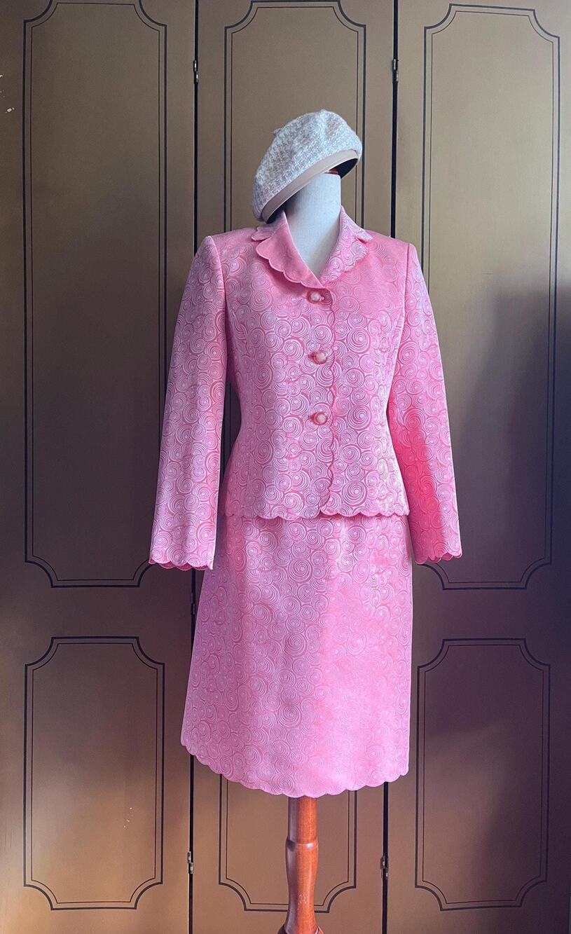 Vintage skirt suit in pop pink with abstract print, size 6P
